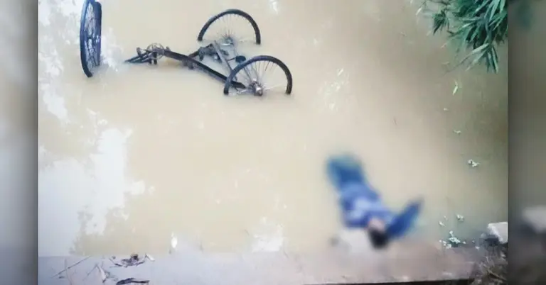 নিহত ভ্যানচালকের ভাসমান মরদেহ